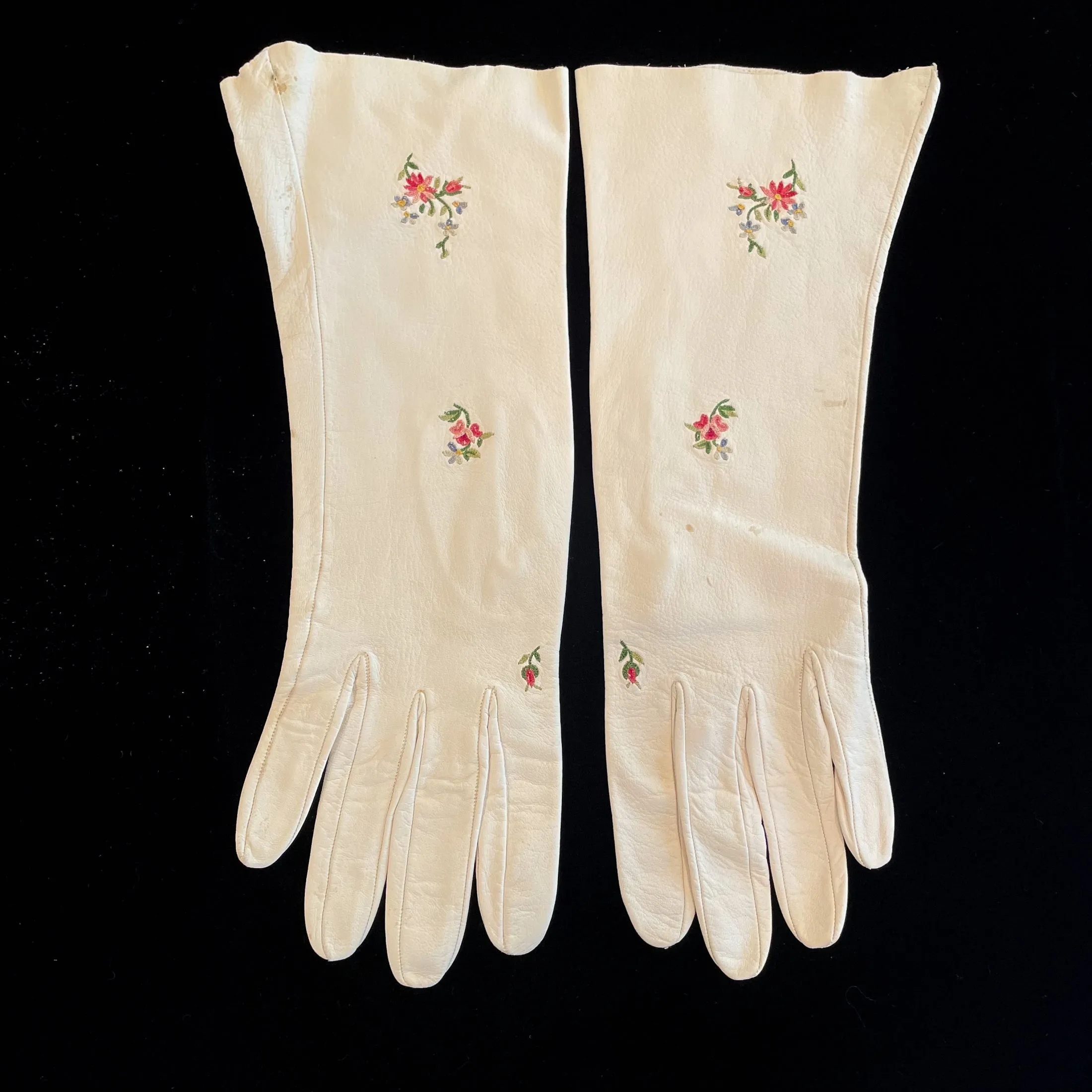 SOLD Vintage Embroidered White Kid Leather Gloves, SZ 7